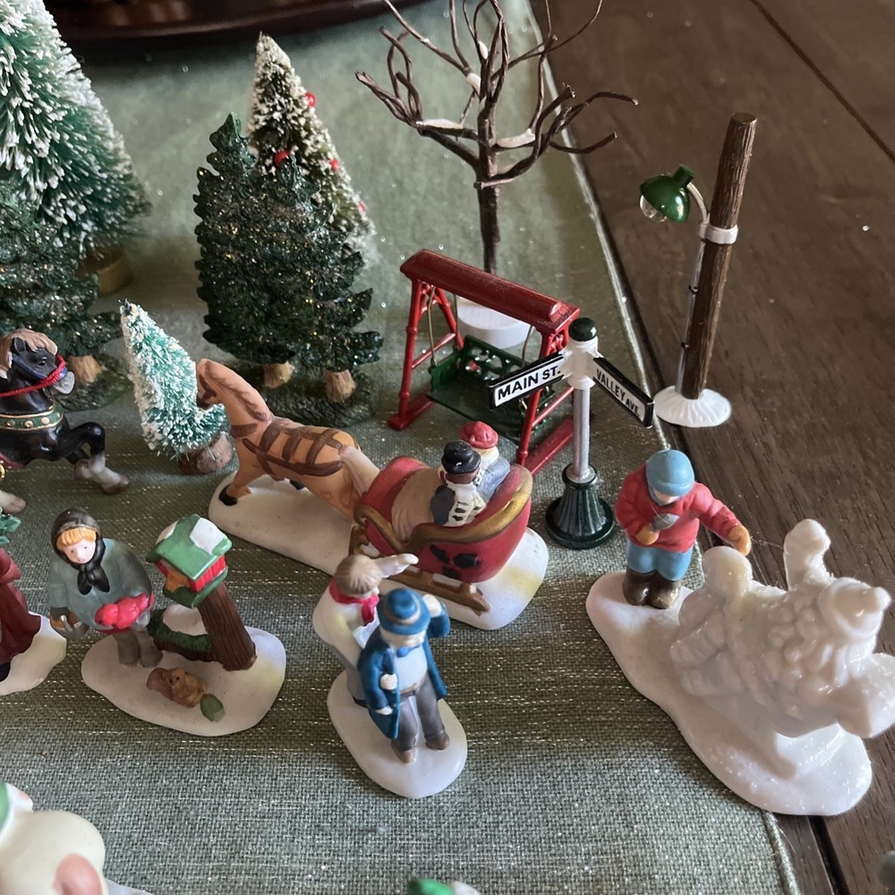 Christmas Village Figures Lot Unbranded ?O'Well Christmas Valley? 45+ Pieces - Picture 15 of 15